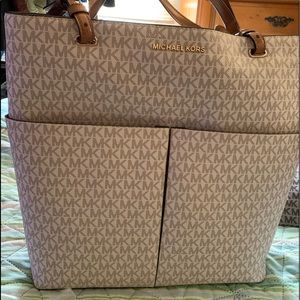 Michael Kors Bedford NS Signature Tote in Van/Acn